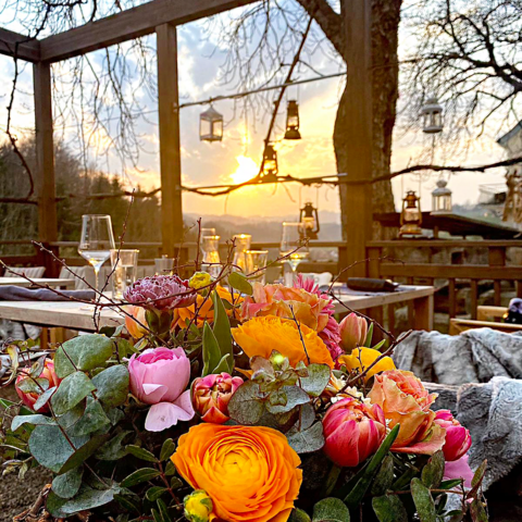 Gut Pössnitzberg Gutschein Frühling Vorfreude schenken Blumen Muttertag Sonnenuntergang
