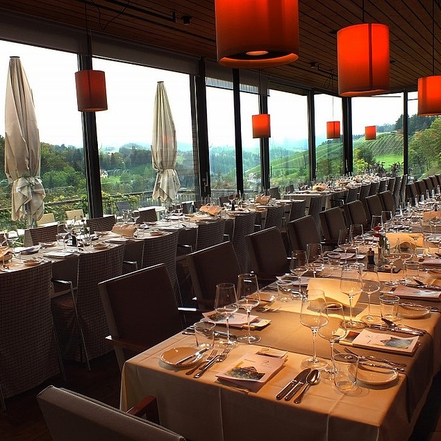 Long table in the Kreuzwirt on a long glass front for a perfect view of the vineyards
