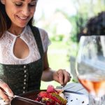 Frau Essen im Restaurant Kreuzwirt