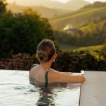 Outdoorpool mit Blick auf die Weinberge der Südsteiermark